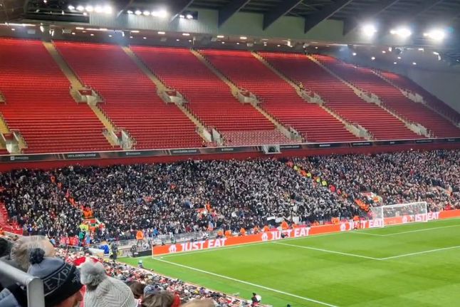 Adeptos do LASK Linz até apoiam à vez