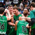 Novo fenómeno do basquetebol luso brilha com afundanço decisivo (vídeo)