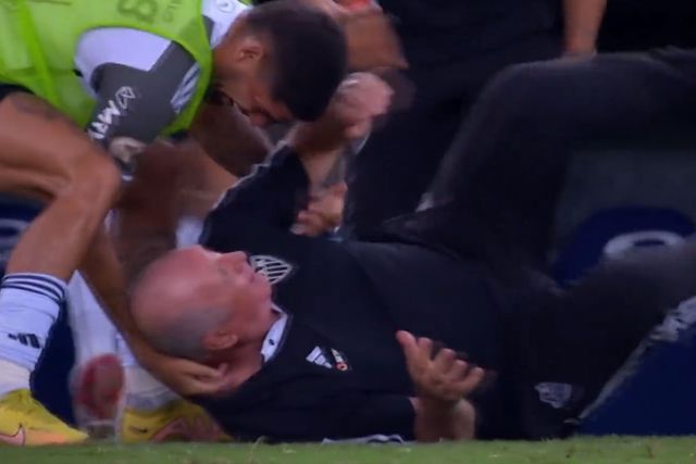 Vídeo: Scolari 'abalroado' e derrubado na festa do golo do At. Mineiro