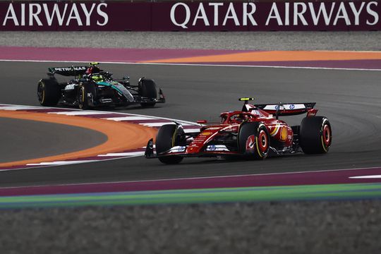 VÍDEO: a espetacular ultrapassagem de Leclerc ao futuro companheiro de equipa Hamilton