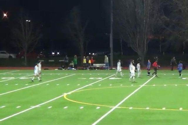 Árbitro tem de fugir após expulsar jogador e acabar com o jogo (vídeo)