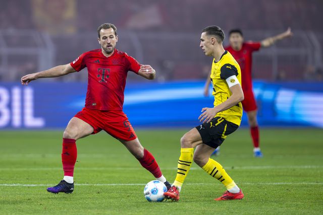 Harry Kane tenta travar o passe de Schlotterbeck (foto Imago)