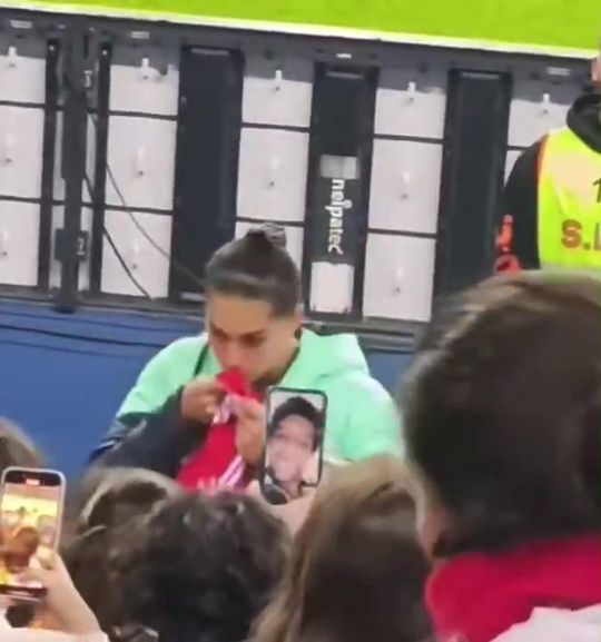 Kika Nazareth beija símbolo do Benfica depois de autografar camisola