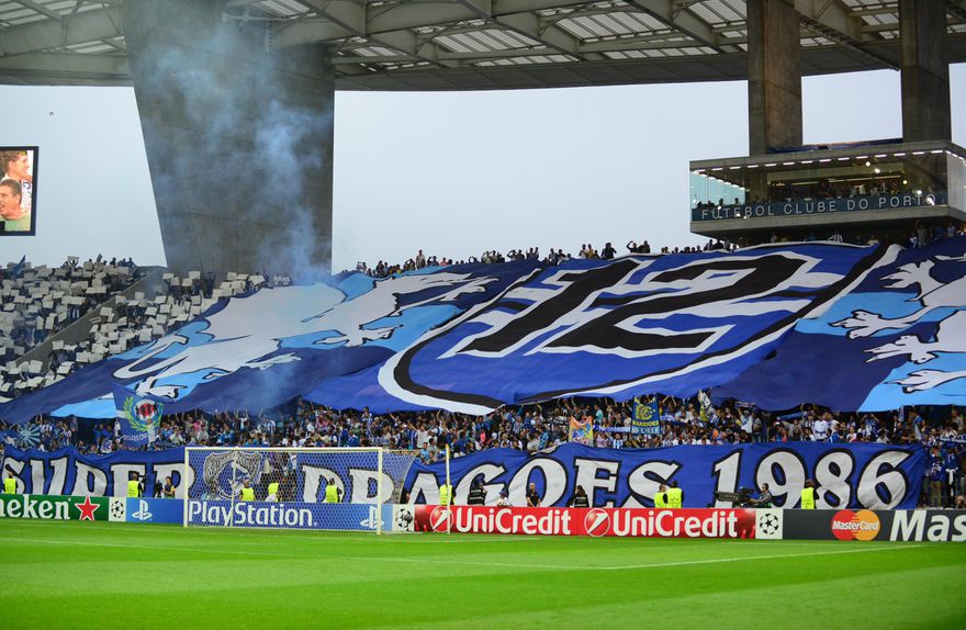 Houve desacatos entre membros dos Super Dragões no bairro do Cerco, forçando a polícia a intervir. (Foto FC Porto/X)