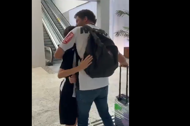 Jovem adepto surpreendido pelo pai e recebe prenda de Natal antecipada