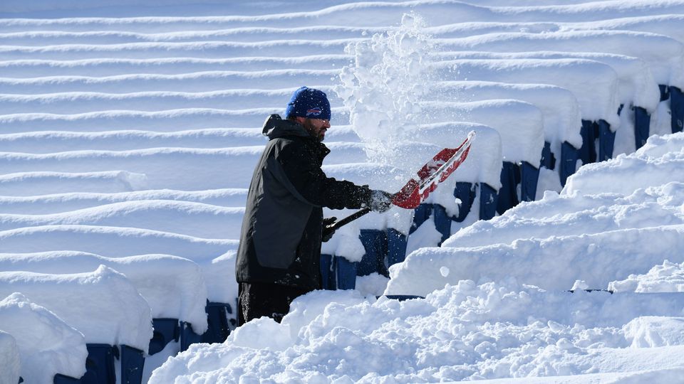 Equipa de NFL paga 20 dólares/hora a fãs que ajudem a limpar a neve do estádio