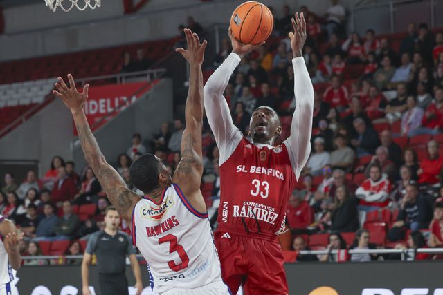 Benfica vence Oliveirense e mantém liderança da Liga