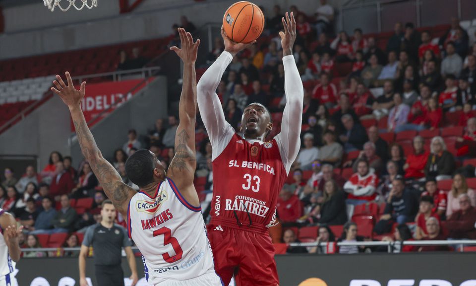 Benfica vence Oliveirense e mantém liderança da Liga