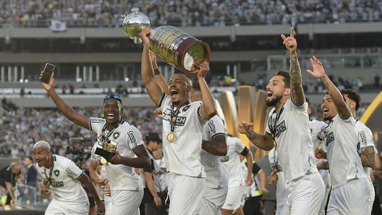 As lágrimas de Artur Jorge e a festa do Botafogo após a conquista da Libertadores (vídeos)