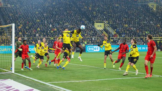 Bayern salva-se à beira do fim... mas perde Kane