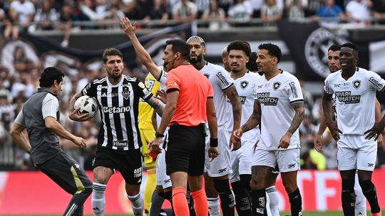 Foi expulso na final da Libertadores e não queria ver o resto do jogo