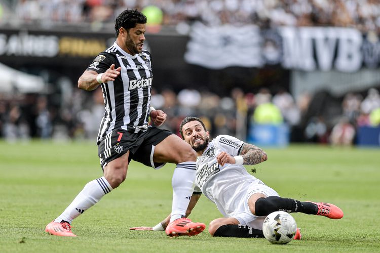 Os ex-FC Porto Hulk (At. Mineiro) e Alex Telles (Botafogo) em ação
