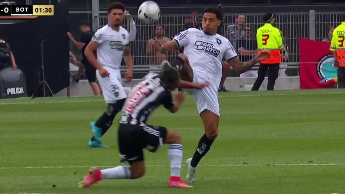 VÍDEO: entrada assassina no primeiro minuto deixa Botafogo reduzido a 10 jogadores