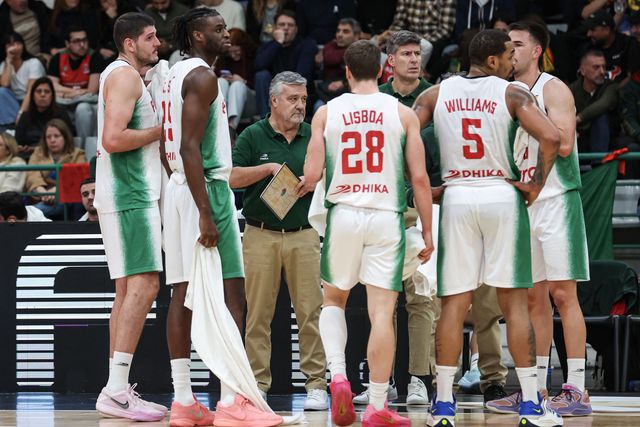 Mário Gomes, ao centro, num desconto de tempo       Fotografia FPB