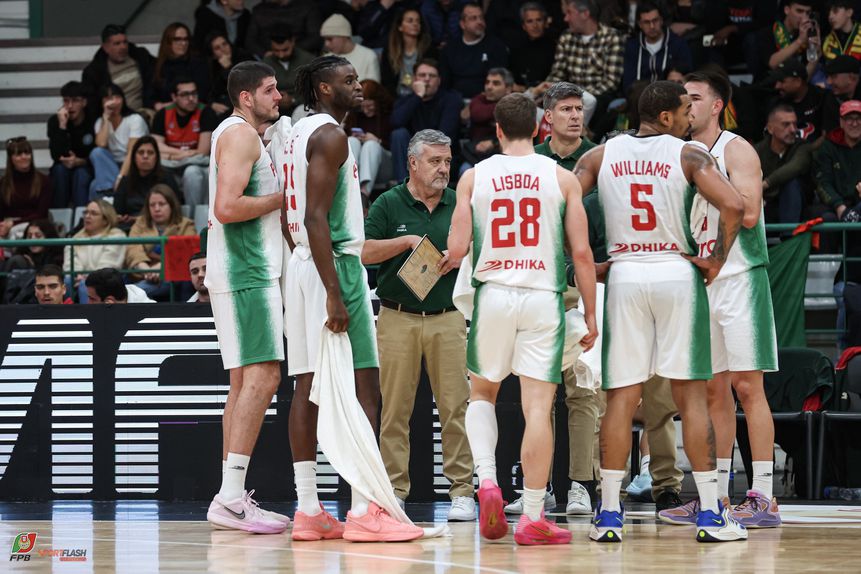 Mário Gomes, ao centro, num desconto de tempo       Fotografia FPB