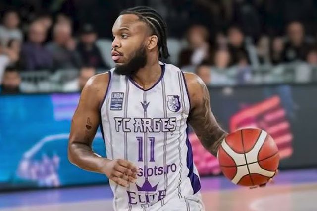 Base americano na sua passagem pelos romenos do Arges Pitesti