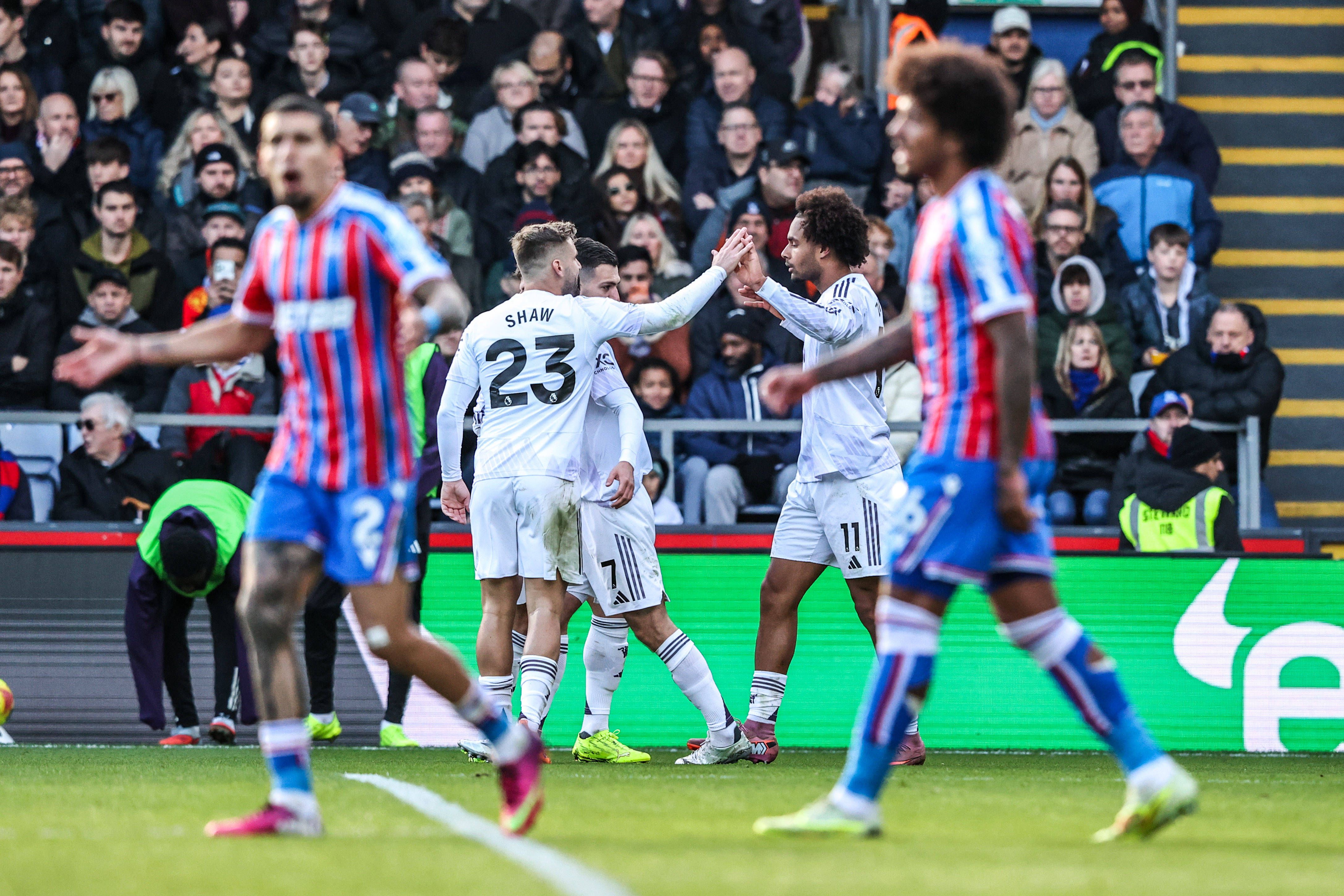 Zirkzee festeja golo no Crystal Palace-Manchester United — Foto: IMAGO