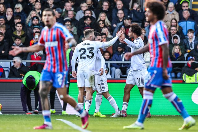 Zirkzee festeja golo no Crystal Palace-Manchester United — Foto: IMAGO