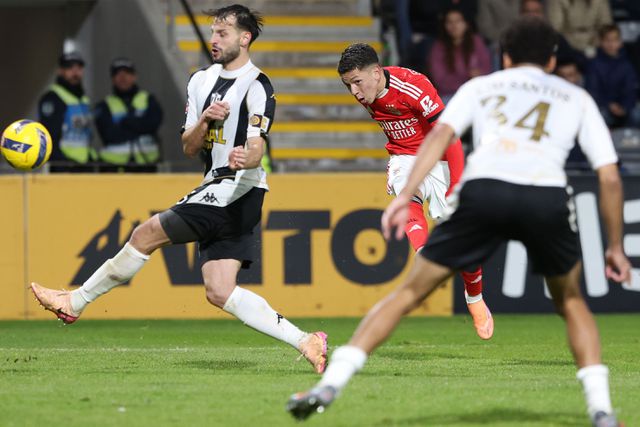 Prestianni remata para o primeiro golo do Benfica na vitória sobre o Nacional por 2-1 — Foto: Catarina Morais/Kapta +