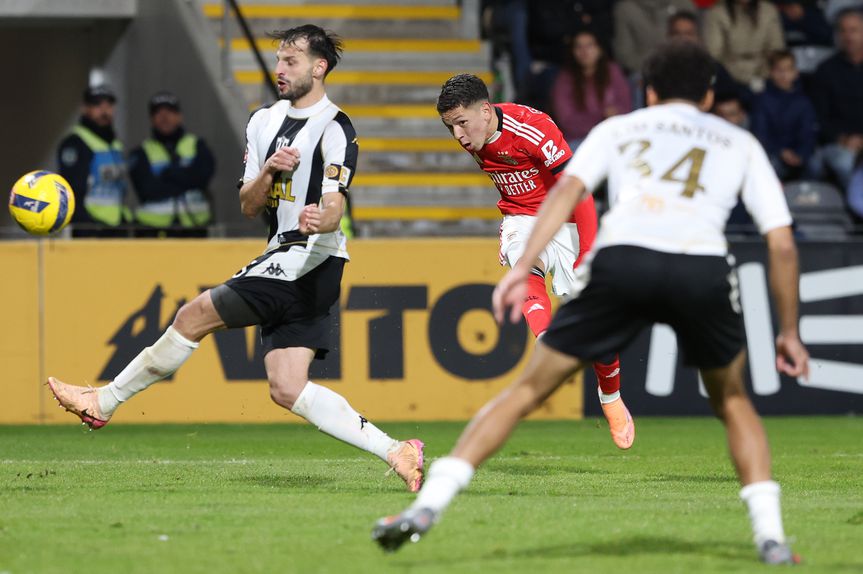 Prestianni remata para o primeiro golo do Benfica na vitória sobre o Nacional por 2-1 — Foto: Catarina Morais/Kapta +