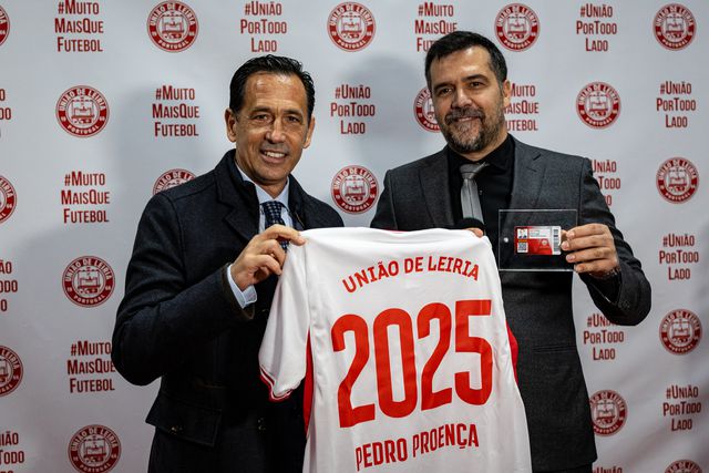 Dirigente máximo da FPF recebeu o cartão de sócio e a camisola dos unionistas das mãos do presidente da SAD, Nélio Lucas - Foto: UD Leiria