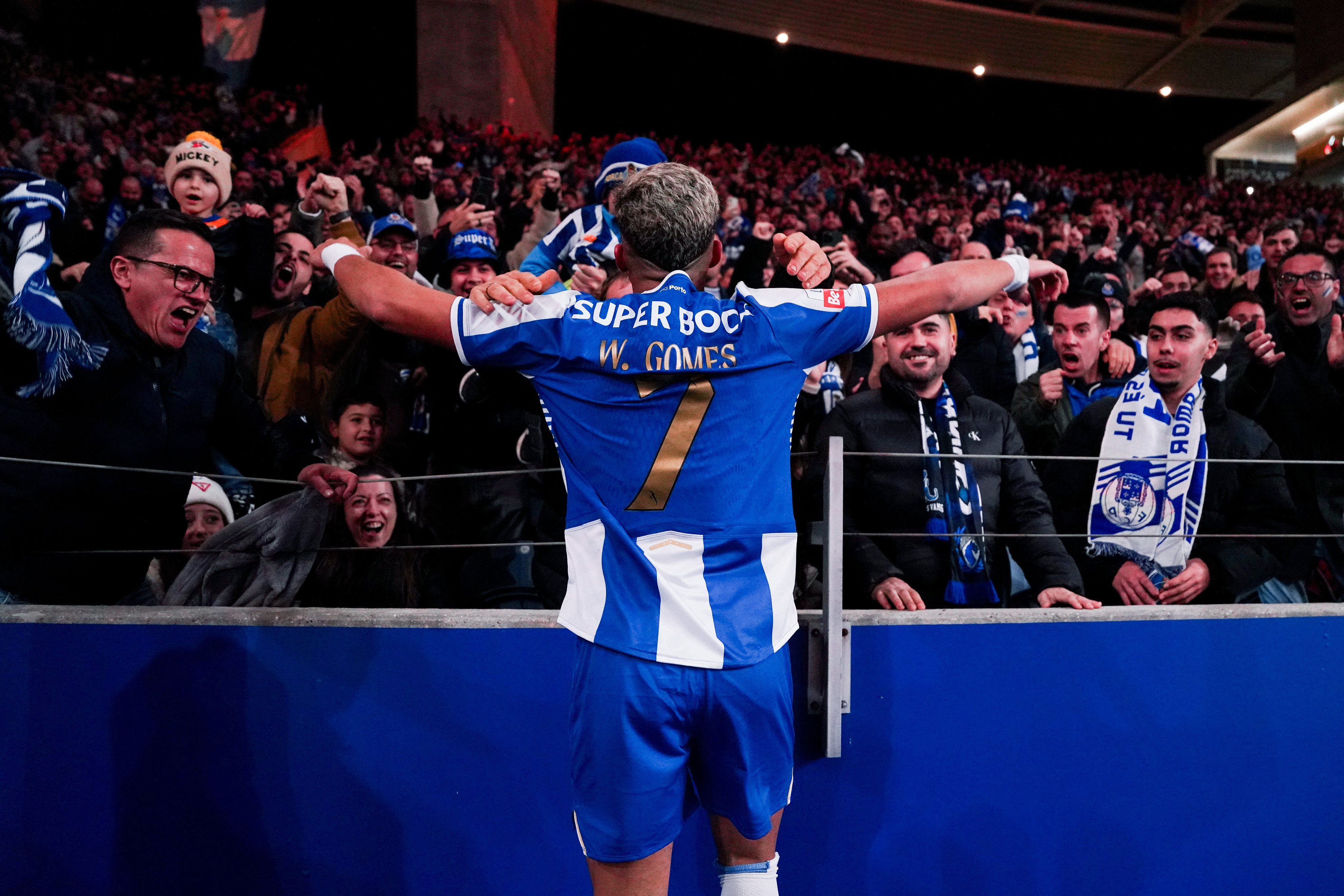 A comunhão entre os adeptos e William Gomes - Foto: FC Porto