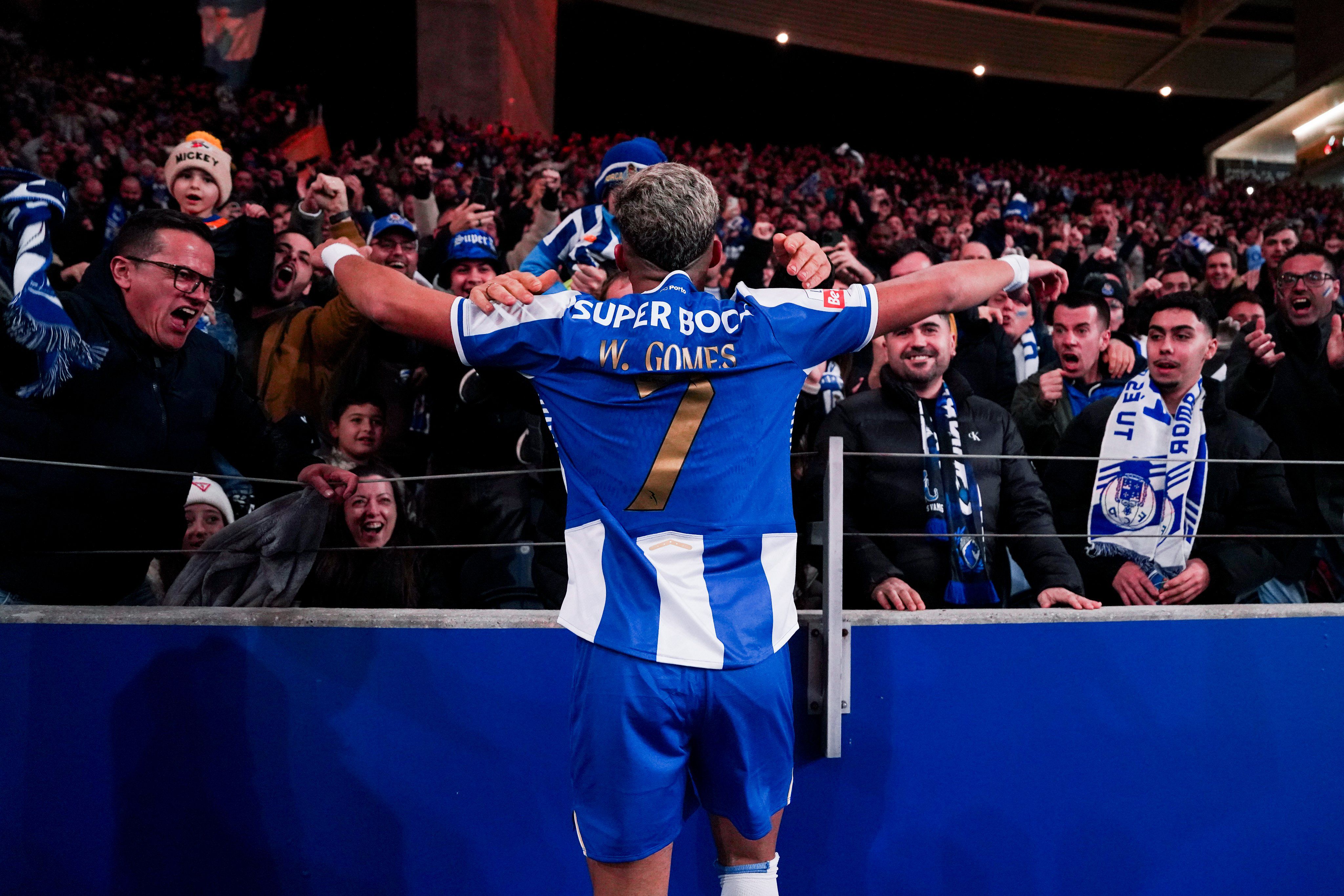 A comunhão entre os adeptos e William Gomes - Foto: FC Porto