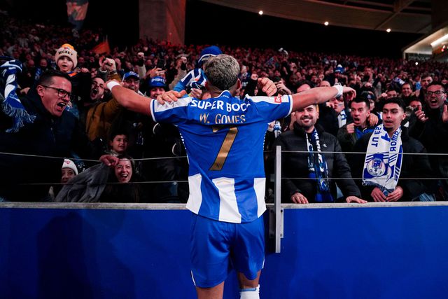 A comunhão entre os adeptos e William Gomes - Foto: FC Porto