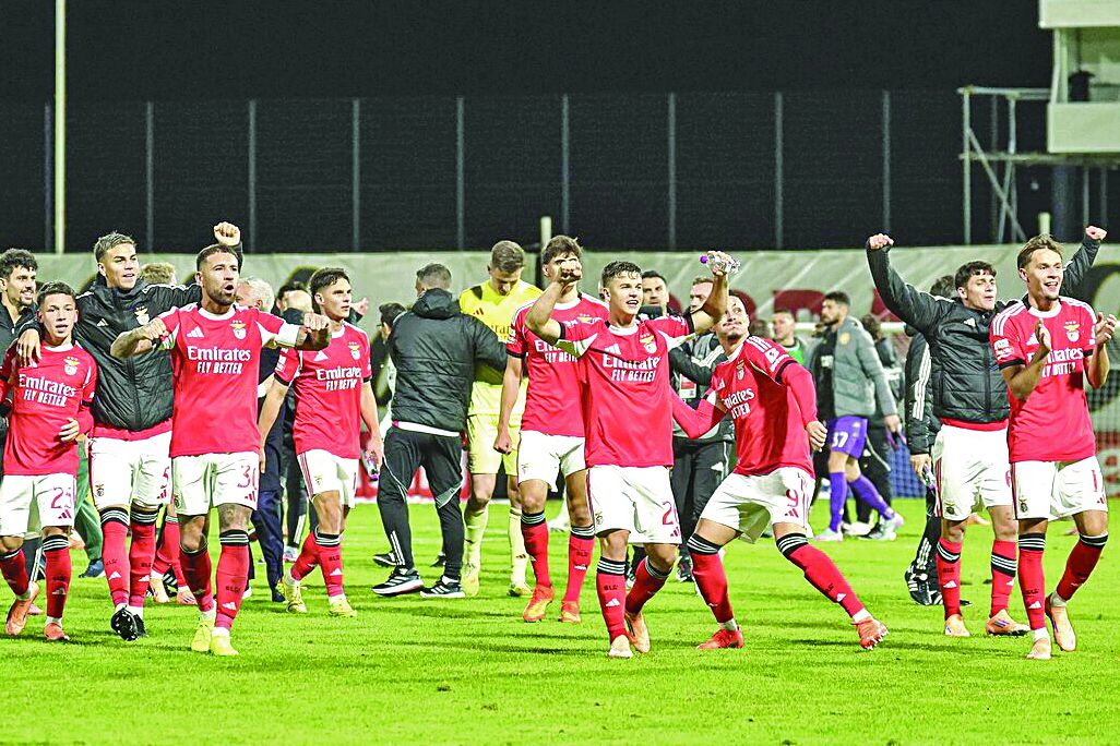 Equipa do Benfica agradece aos adeptos após a vitória no jogo com o Nacional, na Madeira — Foto: SL Benfica