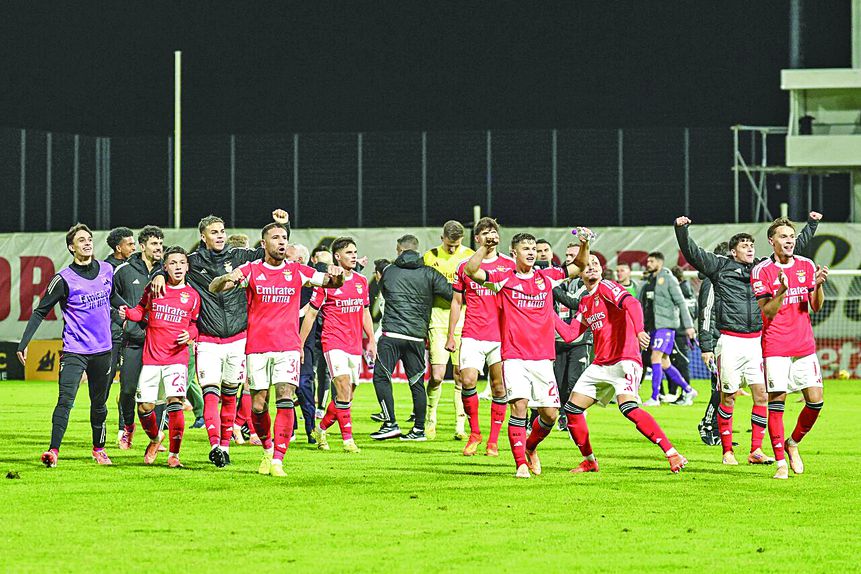 Equipa do Benfica agradece aos adeptos após a vitória no jogo com o Nacional, na Madeira — Foto: SL Benfica