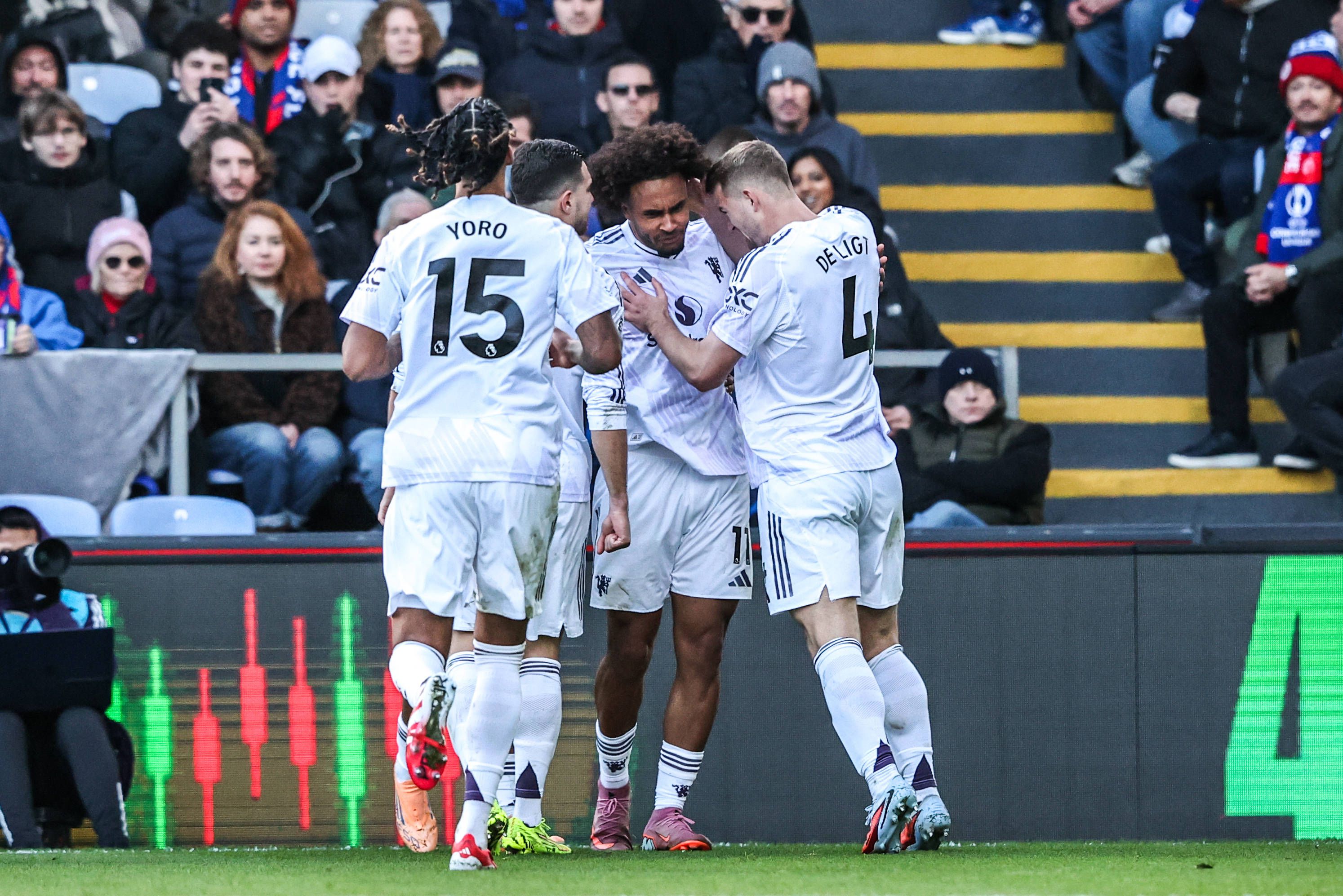 Zirkzee festeja golo no Crystal Palace-Manchester United — Foto: IMAGO