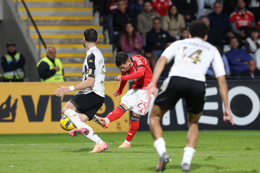 Prestianni remata para fazer o 1-1 na Madeira, frente ao Nacional. Foto - Catarina Morais/KAPTA+