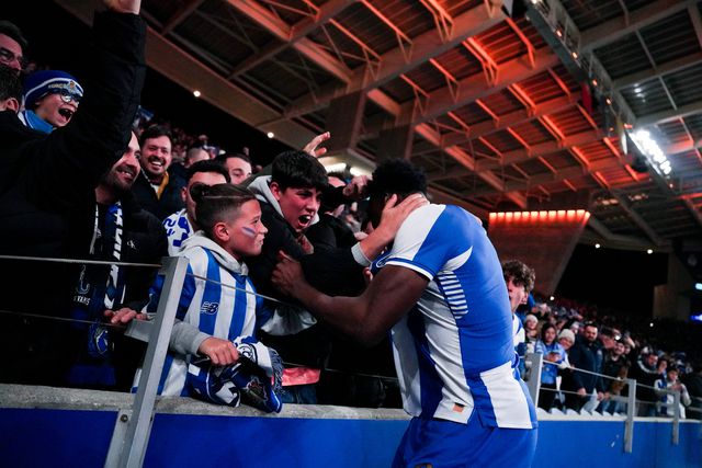 A emoção entre Samu e um adepto - Foto: FC Porto