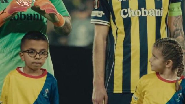 Que delícia: ex-Benfica protagoniza momento carinhoso com criança