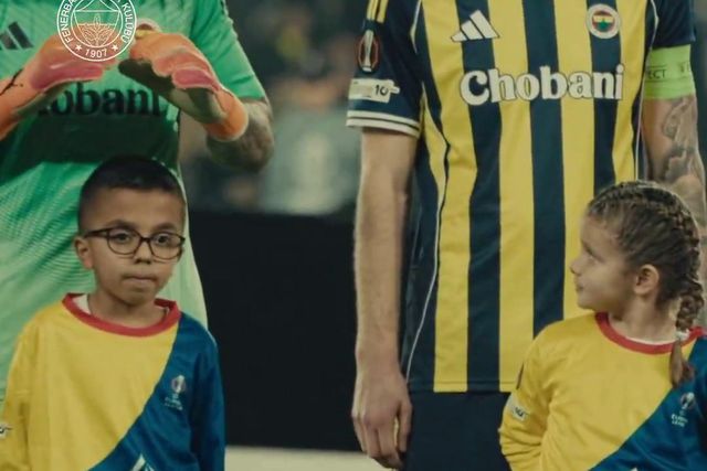 Que delícia: ex-Benfica protagoniza momento carinhoso com criança