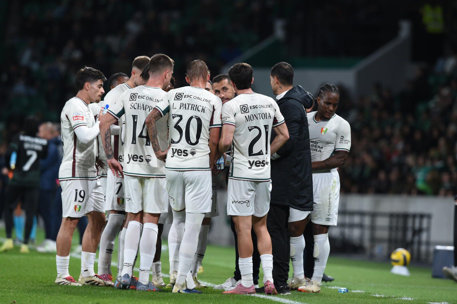 Jogadores do Estrela da Amadora ouvem indicações do treinador - Foto: Sérgio Miguel Santos