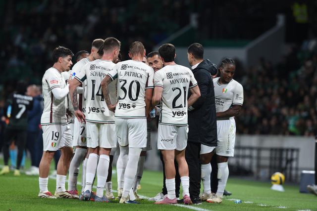 Jogadores do Estrela da Amadora ouvem indicações do treinador - Foto: Sérgio Miguel Santos