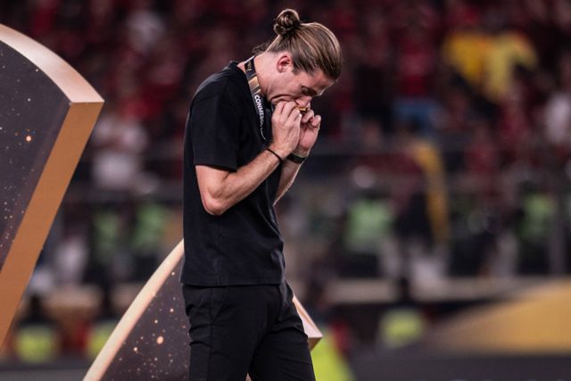 Filipe Luís não escapou ao banho: «Como ganhámos, sou um fenómeno e o Abel não vale nada»