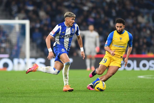 FC Porto acaba com o credo na boca, mas bate Estoril e recupera liderança isolada