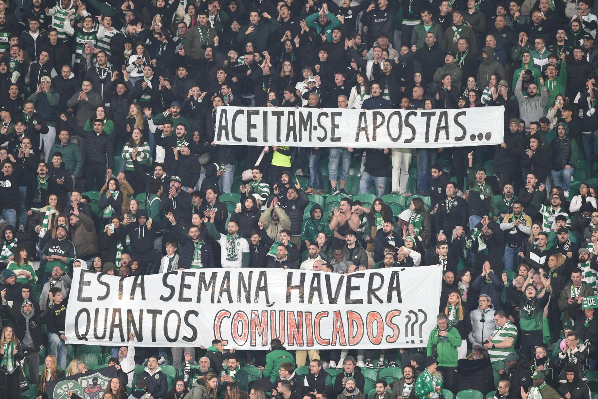 A claque Juve Leo situa-se no topo sul do Estádio José Alvalade (Foto Sérgio Miguel Santos)