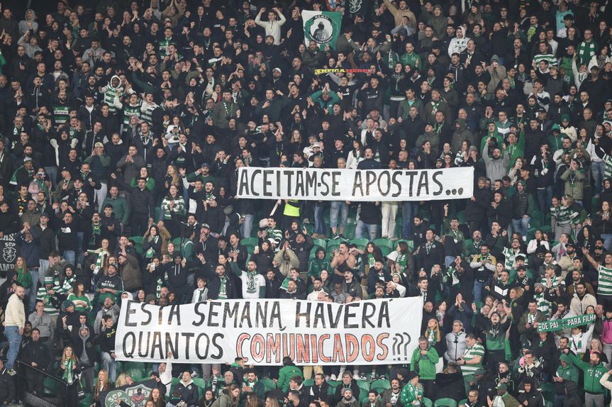 Claque do Sporting exibe tarja durante o jogo com o Estrela - Foto: Sérgio Miguel Santos