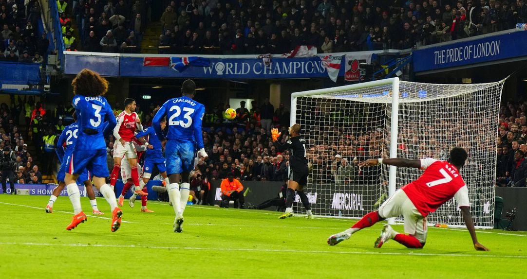 Cruzamento de Saka para o golo de Merino no empate do Arsenal - FOTO IMAGO