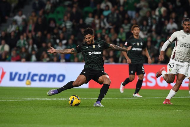 Luis Suárez marcou dois golos ao etsrela da Amadora em mais uma noite feliz em Alvalade. Foto: Sérgio Miguel Santos