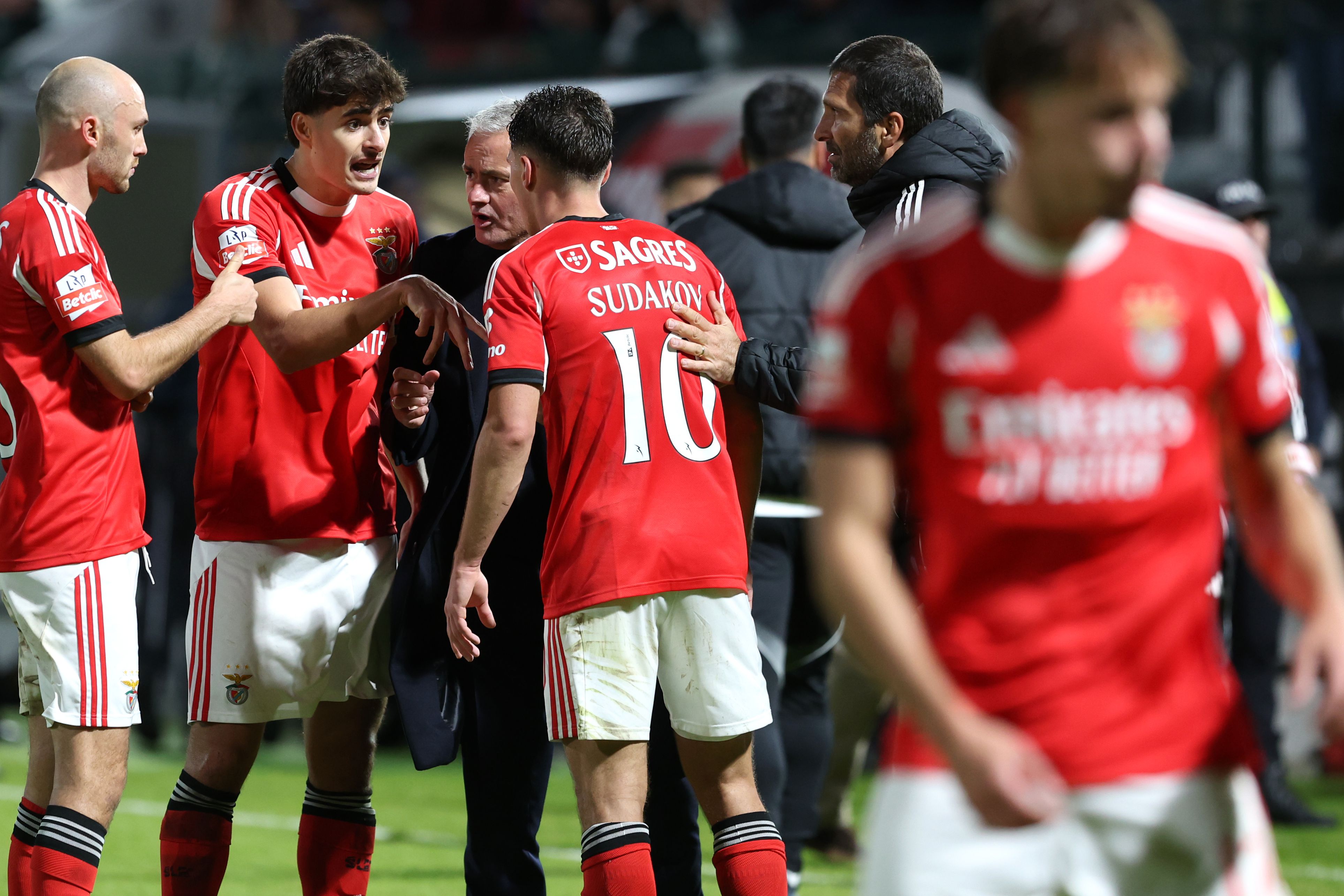 José Mourinho dá indicações a Aursnes, António Silva e Sudakov no jogo com o Nacional - Foto: Catarina Morais/Kapta+