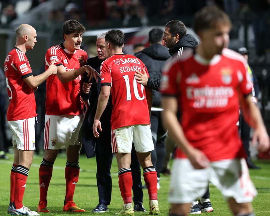 José Mourinho dá indicações a Aursnes, António Silva e Sudakov no jogo com o Nacional - Foto: Catarina Morais/Kapta+