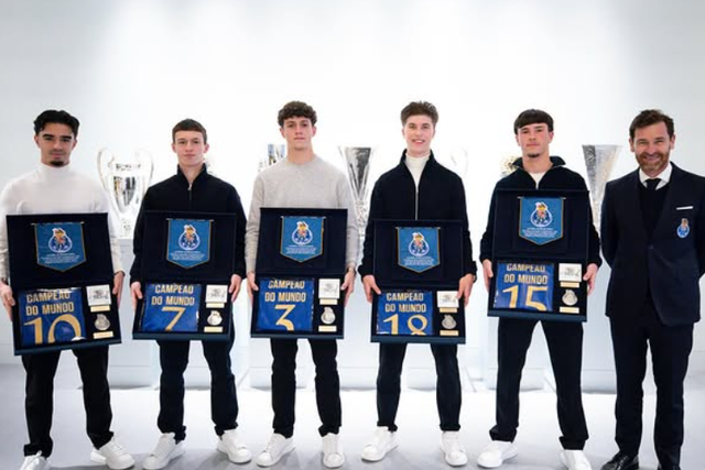 Os cinco campeões do Mundo de sub-17 do FC Porto com André Villas-Boas - Foto: FC PORTO