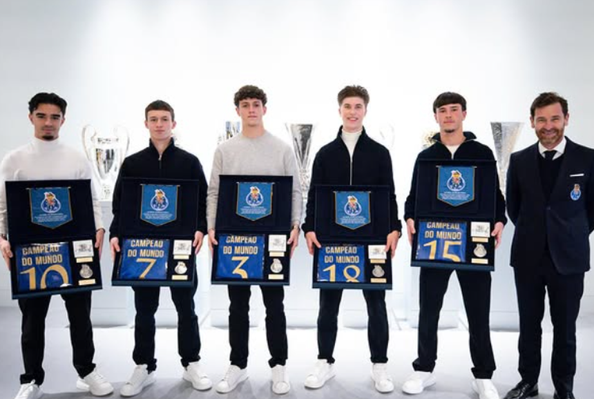 Os cinco campeões do Mundo de sub-17 do FC Porto com André Villas-Boas - Foto: FC PORTO