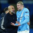 Pep Guardiola e Erling Haaland após a vitória do Manchester City frente ao Leeds