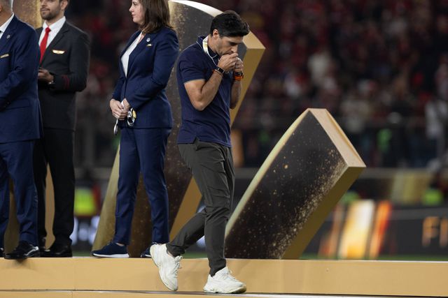 Abel Ferreira beijando a medalha