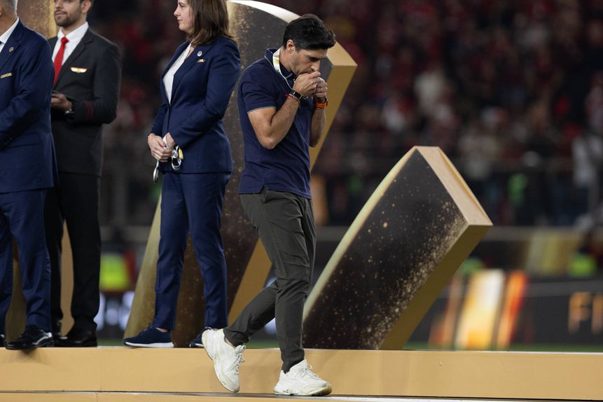Abel Ferreira beijando a medalha